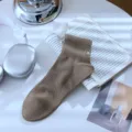 Ανδρικές βαμβακερές casual χακί κοντές κάλτσες με ριμπ σχέδιο και κομψό κέντημα αστραγάλου. - SK χακί στρατού