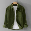 Elegante camisa de hombre verde de pana con manga larga casual y camiseta blanca. - S / Tops / Verde