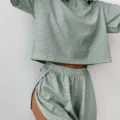 Vista detallada de un conjunto de loungewear de punto a rayas verdes y blancas. - S / Conjuntos / Verde