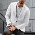 Vista dettagliata della giacca da abito casual in lino da uomo, elegante blazer a maniche. - Taglia S / Top / Bianco