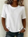 Detail van de asymmetrische kraag en de decoratieve knopen op de witte linnen top. - 3XL / Tops / Wit
