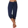 Gedetailleerd overzicht van donkerblauwe gebreide capri sportbroek met taillekoord. - M / Bottoms / Marineblauw