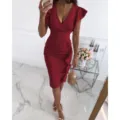 Wijnrode V-hals bodycon midi-jurk met elegante volantmouwen en een mooie gerimpelde taille. - S / Bordeauxrood