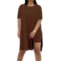 Detailopname van de comfortabele casual tweedelige set met een stijlvolle zijsplit. - S / Top en Broek / koffiekleur