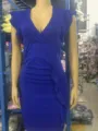 Vestido tubo azul con cuello en V, ajustado con volantes y fruncidos para estilo elegante. - S / Azul