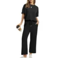 Detailopname van de casual zwarte set met korte mouwen en comfortabele broek. - S / Top en Broek / Zwart