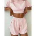 Conjunto de loungewear de mujer con crop top de punto a rayas rosas y pantalones cortos. - S / Conjuntos / Rosa