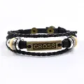 Vista detallada de pulsera de cuero trenzado negro multicapa vintage con placa de bronce. - Cross Style