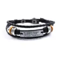 Brazalete de cuero trenzado multicapa vintage con placa metálica grabada inspiradora. - Estilo Escritura Isaías 54:17