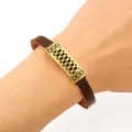 Bracciale in pelle PU marrone retro da uomo, gioiello da polso in lega di ottone vintage. - Stile Motivo Geometrico Traforato