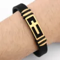 Bracciale da uomo in silicone nero con design geometrico in acciaio inossidabile. - Croce Oro