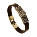 Pulsera de cuero marrón vintage para hombre con dijes yin yang bagua de aleación y cierre metálico. - Bagua