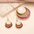 Primo piano del set di gioielli vintage multistrato con eleganti dettagli dorati lucidi. - Set 8