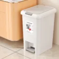 Plastic foot pedal trash can with lid, 15L large capacity, suitable for kitchen and living room. - Step-on and Press / 15L