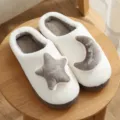 Gezellige pluche huisschoenen met ster en maan ontwerp voor warme voeten in de winter. - 42-43 / Ster Maan Halve Rug / Kaki