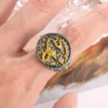 Detailansicht des vintage chinesischen Golddrachenrings, retro schwarz gold geprägter Herrenschmuck. - Größe 6