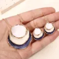Set collana e orecchini con pendente circolare multistrato con finitura smaltata oro. - Set 5