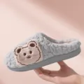 Pantoufles d'interieur en peluche grise avec patch d'ours, semelle epaisse et chaude. - Gris Qualité