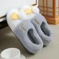Chaussons en peluche gris et blanc avec jolie décoration d'ailes pour un hiver chaud. - Canard calme (gris) - talon fermé