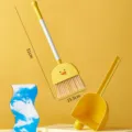 Ensemble mini balai et pelle pour enfants en jaune vif avec joli design de canard mignon. - Ensemble balai et pelle petit canard jaune