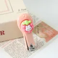 Tagliaunghie pieghevole rosa con grazioso motivo a fragola e coniglio, portatile. - Coniglio a Mezzo Busto Fragola Rosa