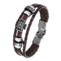 Detailansicht des mehrlagigen Herren-Vintage-Geflechtlederarmbands mit Metallperlen und Kreuz. - Braun