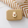 Leuke lenzendoos in warme melkkoffie kleur met schattige konijn decoratie variant. - Beige konijntje met strik