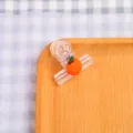 Simpatico clip in plastica trasparente con decoro arancione 3D ideale per carta e snack. - Arancione