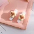 Lindo protector de cable con lazo de flor para cargador de teléfono, accesorio kawaii. - Flor Blanco Roto