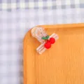 Transparenter Plastikclip mit süßem roten Kirschdesign, ideal zum Versiegeln und Binden. - Kirsche