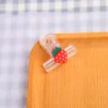 Transparenter Kunststoff-Clip mit einem süßen roten Erdbeer-Design, ideal für Büro und Snacks. - Erdbeere