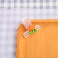 Niedlicher transparenter Kunststoff-Clip mit orangem Tulpen-Design, ideal für Büro und Snacks. - Kleine dreiblättrige Blume