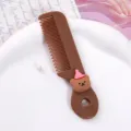Süßer brauner Bär Haarkamm für Kinder, tragbarer Mini Kunststoff Haarkamm mit runden Zähnen. - Hut Bär