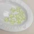 Cuentas de copo de nieve de acrílico translúcido verde claro para joyería y llaveros. - Verde claro