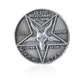 Dettaglio ravvicinato della moneta satanica occulta in metallo con pentagramma e incisione. - Argento