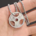 Nahaufnahme von Fitness Hantelscheibe Anhaenger Halskette Details, silberfarben Legierung. - 55cm Kette / Silber