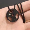 Detailansicht einer Herren Fitness Hantelscheibe Anhänger Halskette im eleganten Schwarz. - 55cm Kette / Schwarz
