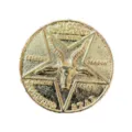 Dettaglio della moneta in metallo occulto con pentagramma inciso e scritte simboliche. - Oro