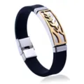 Vista detallada de pulsera de silicona negra con placa metalica recortada de acero inoxidable y oro. - Patrón de Trigo Dorado