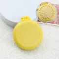 Mini brosse à cheveux ronde pliante portable, joli peigne de massage coussin jaune. - Emballage Individuel / Modèle mat - Peigne jaune