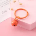 Anillo de metal de color caramelo con pequeña campana, llavero colgante naranja brillante. - Naranja