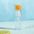 Flacon pulvérisateur transparent carré portable de 10 ml avec bouchon jaune pour voyage. - Orange