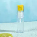 Flacon pulvérisateur transparent portable de 10ml avec pompe jaune, idéal pour les voyages cosmétiques. - Jaune