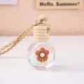 Simpatico ciondolo per flacone di profumo per auto con tappo in legno e decorazione floreale. - Fiore Marrone