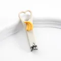 Süßer herzförmiger Nagelknipser mit gelber Bananen-Dekoration, tragbarer Mini-Cutter. - Bananen-Nagelknipser