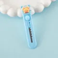 Mini taglierino carino con design da orsetto, cutter portatile per studenti e ufficio. - Orso con salvagente / Blu