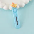 Mini taglierino carino a forma di orsetto per scuola, ufficio e pacchi. Pratico. - Orso Sdraiato / Blu
