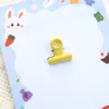 Clip per carta in metallo color caramella, simpatica clip di cancelleria gialla per ufficio. - Fermaglio giallo limone