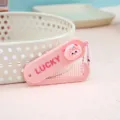 Joli peigne pliant rose avec un adorable design de poupée cartoon et impression lucky pour cheveux. - Brosse à cheveux cochon