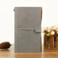 Vue détail du carnet de notes en cuir vintage A6 gris avec élastique et design de plan. - A6 / Gris